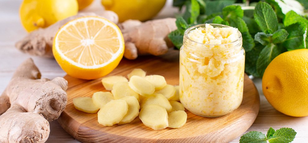 Frascos de vidrio ambar, citricos frescos, frutos secos y yogur sobre fondo beige neutro para apoyar la inmunidad
